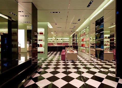 Prada Store rivenditore di articoli e abbigliamento di lusso per 